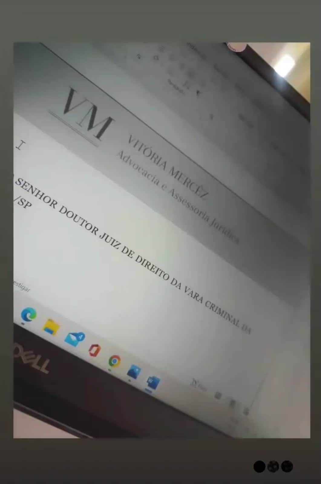 Petição endereçada ao juiz de direito da vara criminal, com o timbre VM, exibida na tela do computador